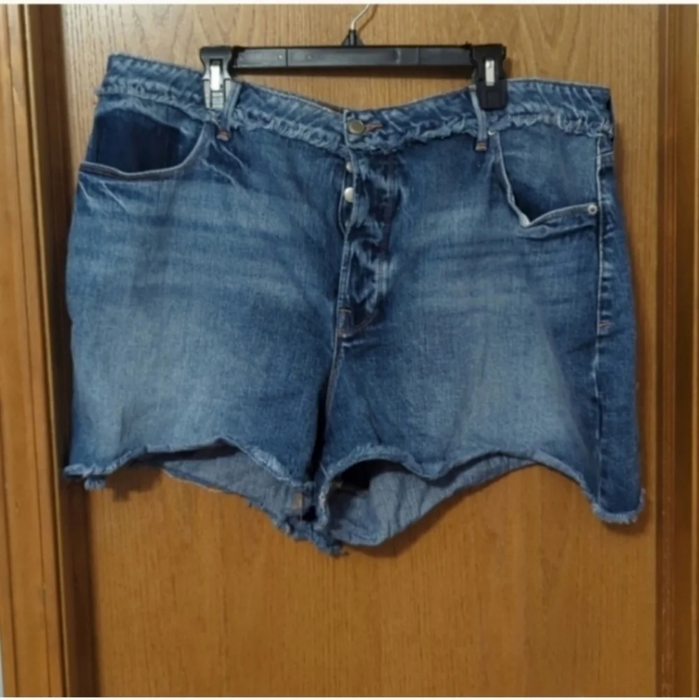 Good American 18 shorts